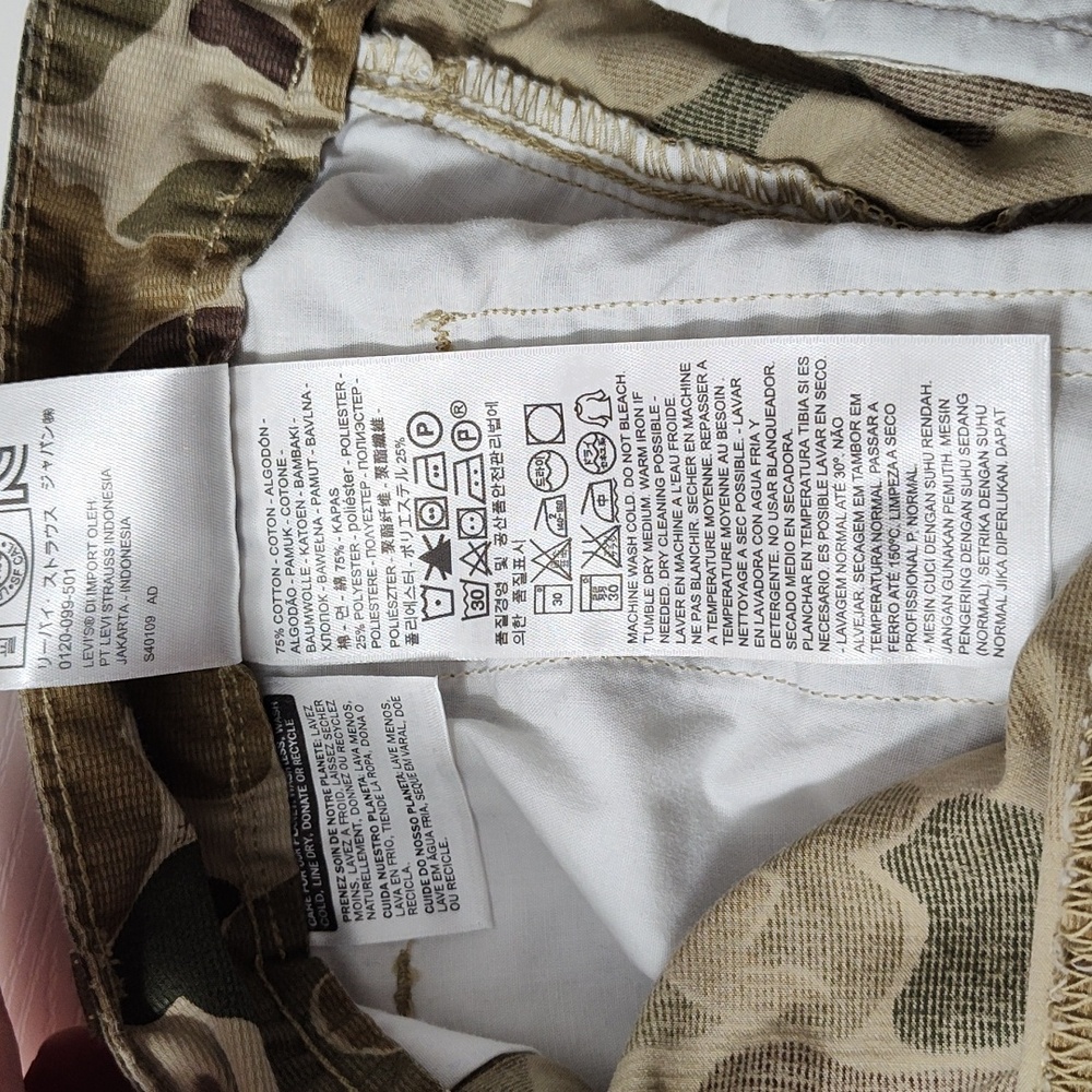 Levi Strauss & Co. Loose fit Camo Cargo Shorts. Size 40 - Picture 9 of 15